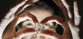 casa-de-subasta-christie-muestra-diamante-en-forma-de-corazon